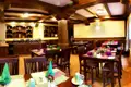 Restaurant des Hotels mit vorbereiteten Tischen und Buffetbereich.
