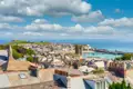 Blick über die Dächer von St. Ives mit dem Hafen und dem Meer im Hintergrund.