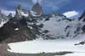 Panorama eines schneebedeckten Sees in den Bergen.