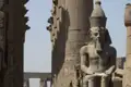 Eine sitzende Pharaonenstatue innerhalb der Tempelanlage von Kom Ombo.