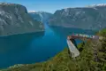 Panoramablick auf einen Fjord von einer erhöhten Aussichtsplattform aus.
