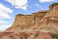 Erosionierte Felsformationen mit unterschiedlichen Farbschichten, die auf vergangene geologische Prozesse hinweisen.