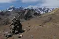 Steinhaufen und schneebedeckte Gipfel in den Anden.