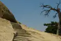 Steintreppe an einem Felsen.