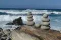 Balancierende Steintürme an der Küste.