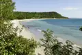 Abgeschiedener Strand mit weißem Sand und türkisfarbenem Wasser.