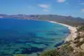 Panoramablick auf die Küste mit türkisfarbenem Wasser und Sandstrand.