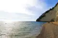 Meer und Klippen am Strand.