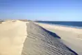 Sanddünen und Strand treffen aufeinander.