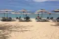 Strand mit Liegestühlen und Sonnenschirmen.