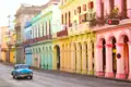 Altstadtstraße in Havanna, Kuba mit bunten Gebäuden und einem Oldtimer.