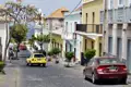 Straße mit bunten Häusern und Autos.