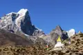 Eine Stupa inmitten der Berglandschaft.