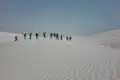 Wanderer durchqueren die Sanddünen.