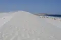 Sanddüne am Strand mit Blick aufs Meer.