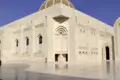 Aussenansicht einer Moschee mit Kuppel und hellem Marmor.
