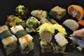 Eine Platte mit verschiedenen Sushi-Varianten, darunter Nigiri, Maki und Sashimi.
