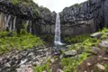 Wasserfall über Basaltsäulen.