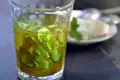 Minztee im Glas