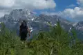Wanderer auf einem Bergpfad mit Blick auf die Berge im Hintergrund.