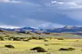 Panoramablick auf einen See und schneebedeckte Berge.