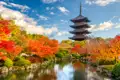 Japanische Pagode im Herbstlaub.