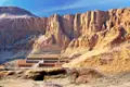 Der Hatschepsut-Tempel, eingebettet in die Felslandschaft von Deir el-Bahari.