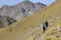 Wanderer auf einem Bergpfad mit Blick auf den Gipfel.