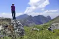 Wanderer genießt den Panoramablick auf die Berge.