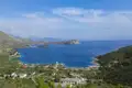 Panoramablick auf die Bucht mit einer kleinen Insel im Hintergrund.