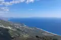 Panoramablick auf die Küste und das weite Meer.