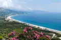 Panorama der Küste mit Strand und Vegetation.