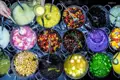 Vielfältige Auswahl an bunten Desserts in einzelnen Töpfen.