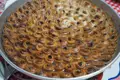Spiralförmiges Gebäck mit Rosinen in Sirup