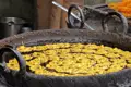 Frittieren von Jalebis in einer großen Pfanne mit heißem Öl.