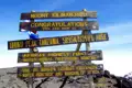 Gipfelschild auf dem Uhuru Peak des Kilimandscharo, dem höchsten Punkt Afrikas und freistehenden Berg der Welt.