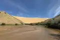 Flusslandschaft mit angrenzender Sanddüne.