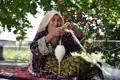 Frau beim Wolle spinnen.