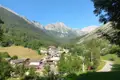 Idyllisches Bergdorf in den Alpen.