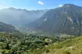 Aussicht auf das Tal und die Berglandschaft.