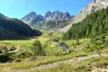 Almhütten und Bergpanorama