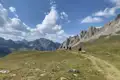 Wanderer auf einem Bergpfad in den Bergen.