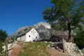 Weißes Haus und Hütte in einer Berglandschaft.