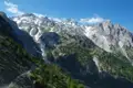 Schneebedeckte Bergspitzen und grüne Täler auf der Reise.
