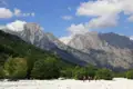 Wanderer auf einem Bergpfad mit Blick auf die Bergkette.