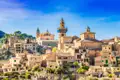 Panoramablick auf ein historisches Dorf auf Mallorca mit traditioneller Architektur.
