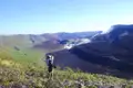 Wanderer fotografiert vulkanische Landschaft.