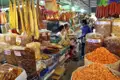 Getrocknete Fische, Garnelen und andere Lebensmittel werden auf einem geschäftigen Markt verkauft.