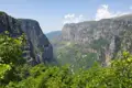 Steile Felswände und üppige Vegetation einer tiefen Schlucht.