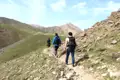 Wanderer auf einem Bergpfad in den Bergen.